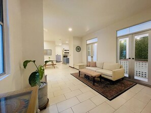 Een televisie en een kantoor