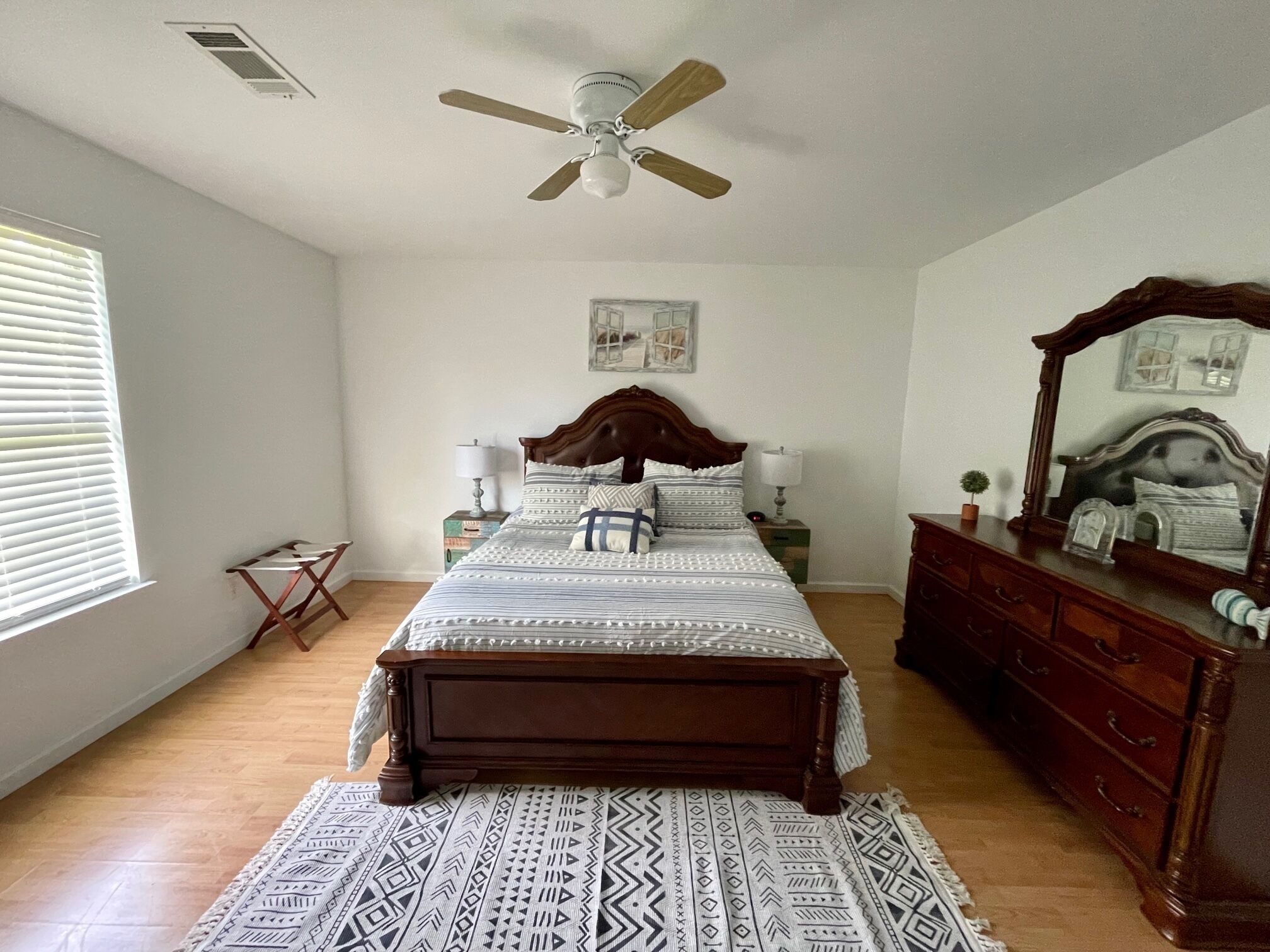 4 bedrooms, iron/ironing board, WiFi, bed sheets