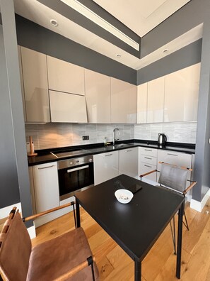 Fridge, oven, stovetop, dishwasher