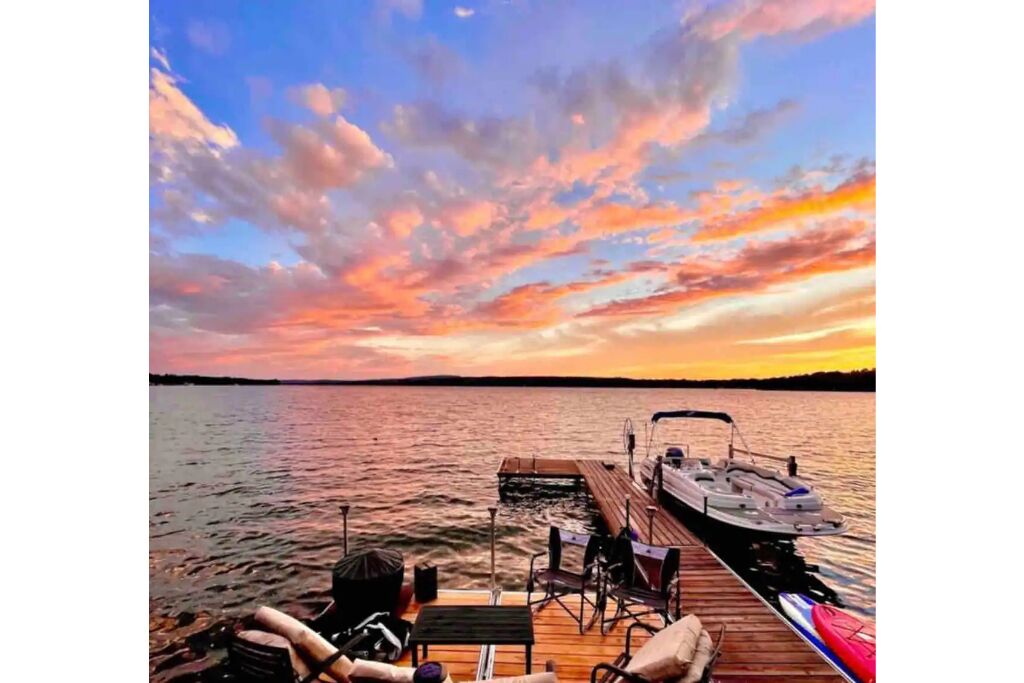 Cheerful 3 bedroom cottage right on the lake!