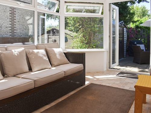 2 bedroom accommodation in Clanfield, near Petersfield