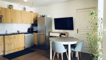 Réfrigérateur, micro-ondes, four, plaque de cuisson