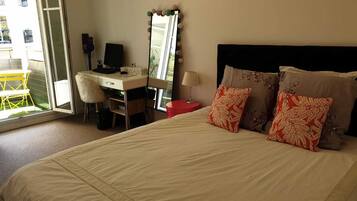 1 chambre, bureau, fer et planche Ă repasser, lit parapluie