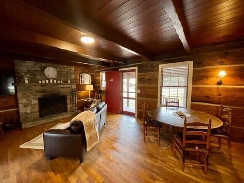 Cabin 2 - 1 Bedroom Cabin with Campbell Creek view in Pioneer Village