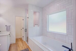 Combined shower/tub, hair dryer, towels, soap - The Rooftop (Denison)
