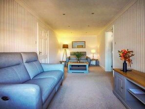 TV - Apartment 9 Barton Manor - UK40051 (Pagham)