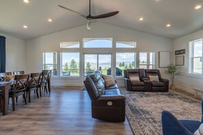 Smart TV, fireplace, table tennis