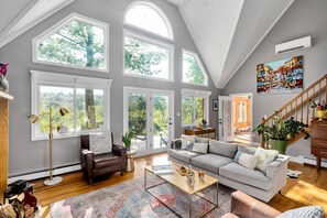 Smart TV, fireplace, books, stereo
