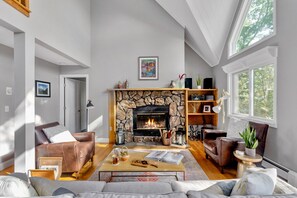 Smart TV, fireplace, books, stereo