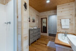 Badkar/dusch, hårtork, handdukar och tvål