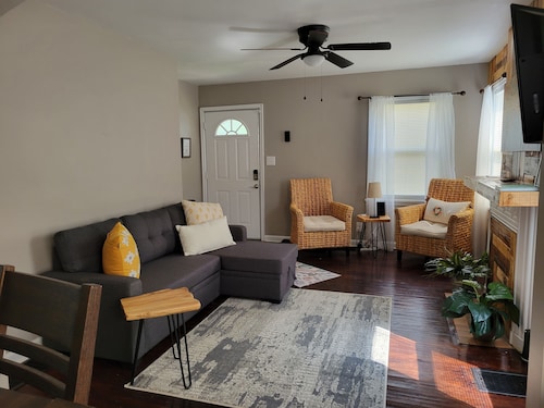 Clean, quiet and perfectly located in the city.  Near downtown.