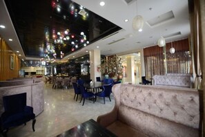 A hotel lobby with seating areas, a reception desk, and a large window. - Guanda Hongting Hotel (Fuqing)