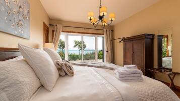 5 chambres, bureau, fer et planche Ă repasser, lit parapluie