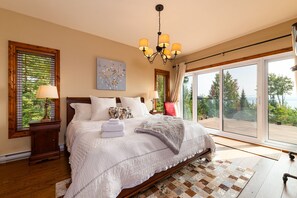 5 chambres, bureau, fer et planche à repasser, lit parapluie