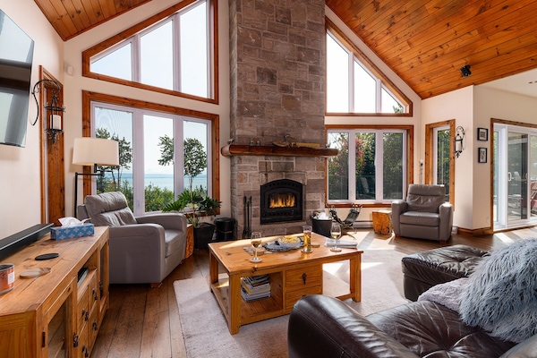 Älytelevisio, takka, kirjoja