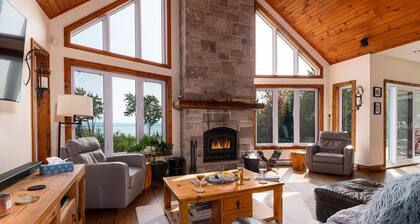 BREATHTAKING VIEW of St-Lawrence River - HOT TUB - 15min from Le Massif