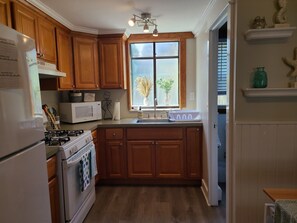 Jääkaappi, mikroaaltouuni, uuni, liesi