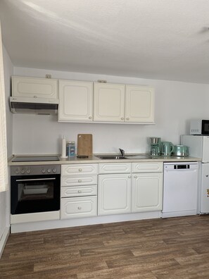 Réfrigérateur, micro-ondes, plaque de cuisson, lave-vaisselle