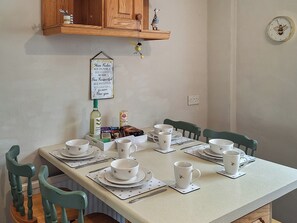 Dining - We just love the proximity to the beach that this house offers. (Filey)