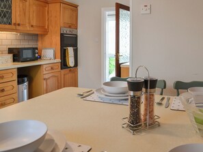 Dining - We just love the proximity to the beach that this house offers. (Filey)