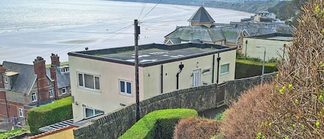 Zona residencial a la costa amb cases que donen al mar.