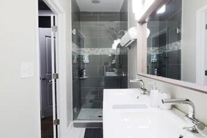 Ensemble douche/baignoire, sèche-cheveux, serviettes fournies, savon