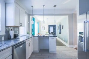 Réfrigérateur, four à micro-ondes, un four, surface de cuisson