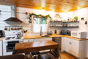 ثلاجة، ميكروويف، فرن، موقد طهي مسطح