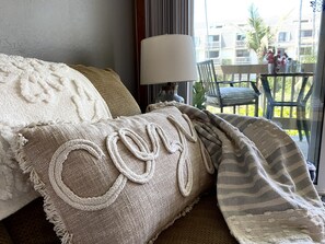 TV connectée, cheminée, lecteur de DVD, baby-foot