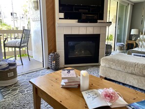 TV connectée, cheminée, lecteur de DVD, baby-foot