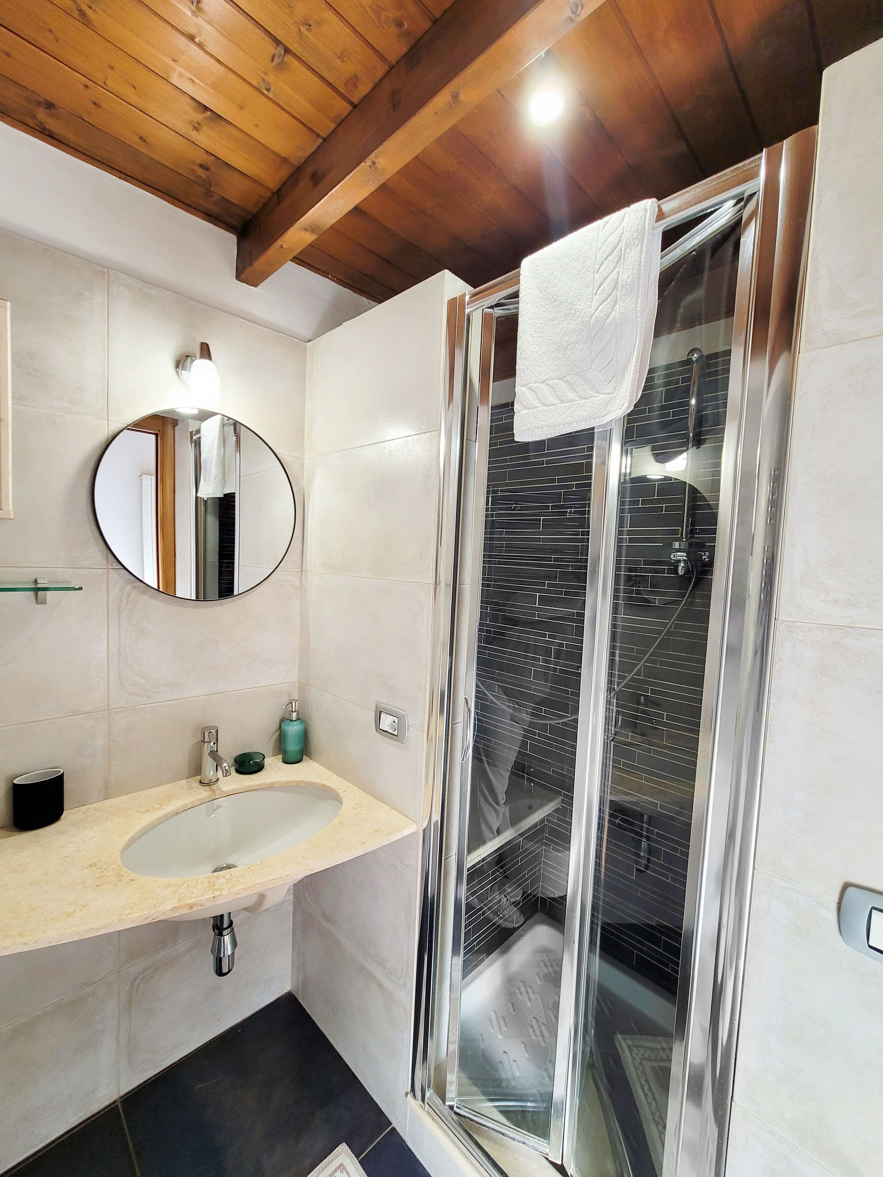 Doccia, asciugacapelli, bidet, asciugamani