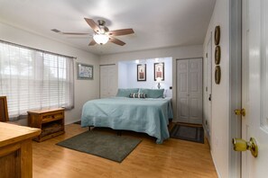 2 bedrooms, desk, iron/ironing board, WiFi
