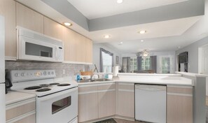 Refrigerador, cafetera y tetera y utensilios de cocina 