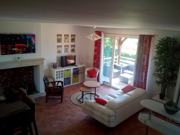 Smart TV, DVD player, livros