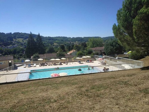 Beautiful view over the heights of Sarlat in a quiet, not overlooked location with air-conditioned swimming pool.