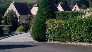A residential area with houses, a well-maintained lawn, and a clear sky. - Beautiful view over the heights of Sarlat in a quiet, not overlooked location with air-conditioned swimming pool. (Sarlat-la-Canéda)