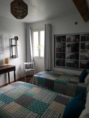 2 quartos, escrivaninha, ferros/tábuas de passar roupa, berço de viagem