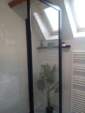 Combined shower/bathtub, hair dryer, towels, soap - Beautiful view over the heights of Sarlat in a quiet, not overlooked location with air-conditioned swimming pool. (Sarlat-la-Canéda)