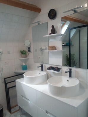 Chuveiro/banheira combinados, secador de cabelo, toalhas de banho