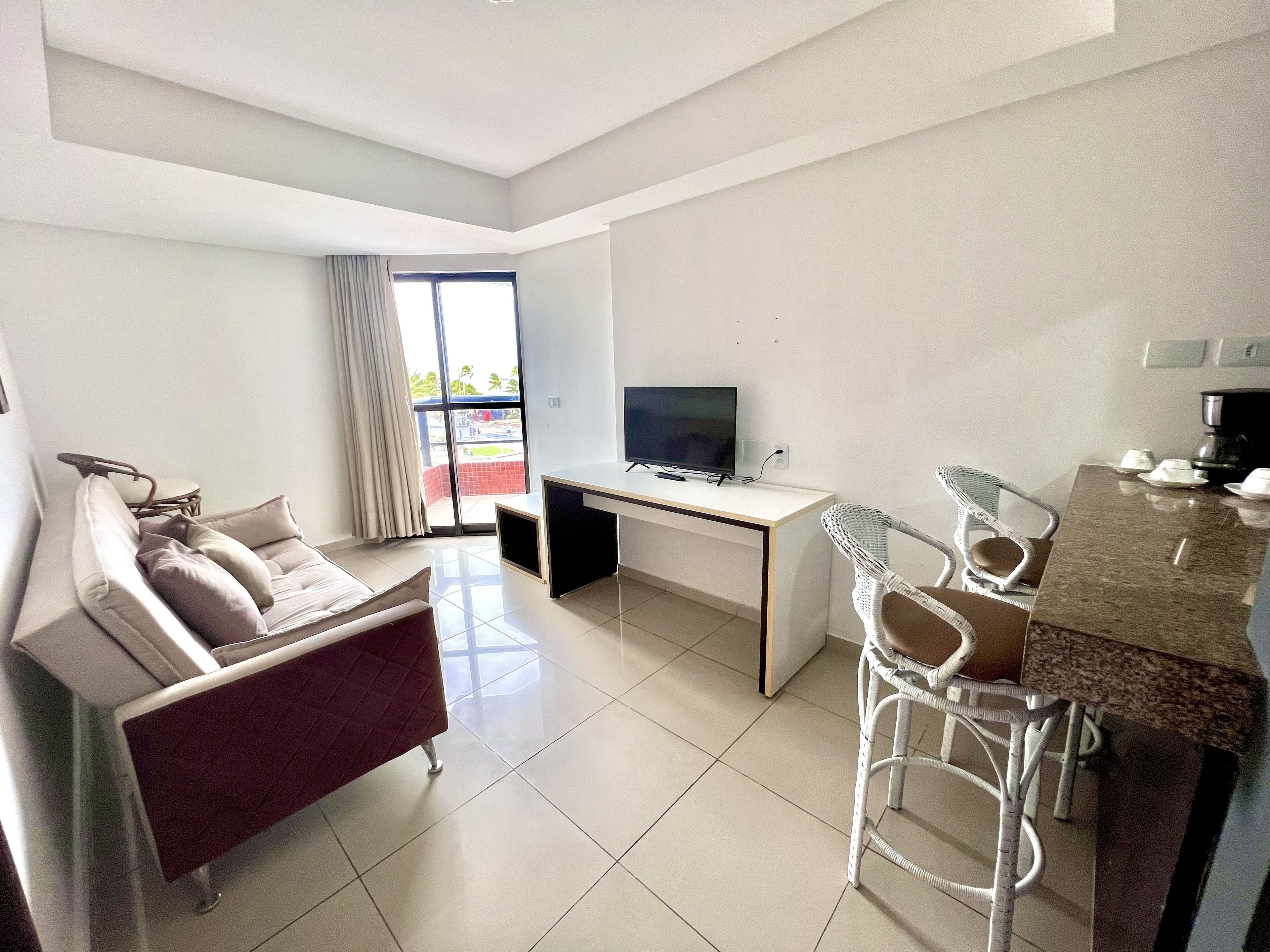 Quarto panorâmico, vista para o oceano, de frente para a praia | Área de estar | Smart TV 40 polegadas com canais a cabo, TV