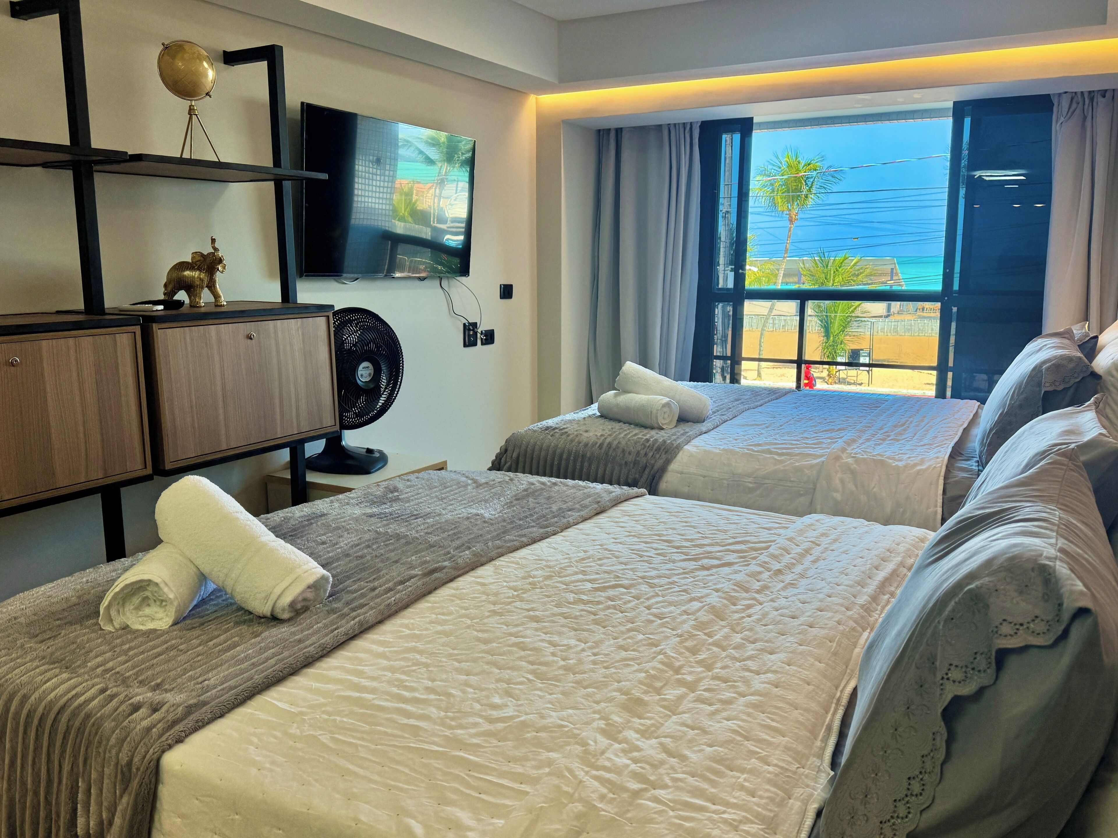 Familierom, balkong, delvis havutsikt | Sengetøy av topp kvalitet, minibar og individuelt dekorert