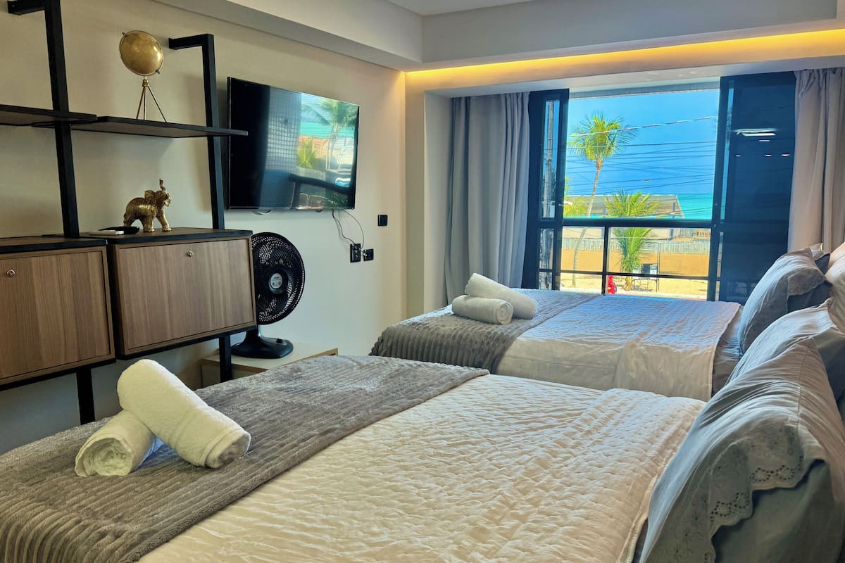 Familierom, balkong, delvis havutsikt | Sengetøy av topp kvalitet, minibar og individuelt dekorert