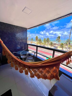 Apartamento premium, 1 cama Queen e sofá-cama, varanda, vista para o mar | 1 quarto, roupas de cama premium, frigobar, individualmente decorados