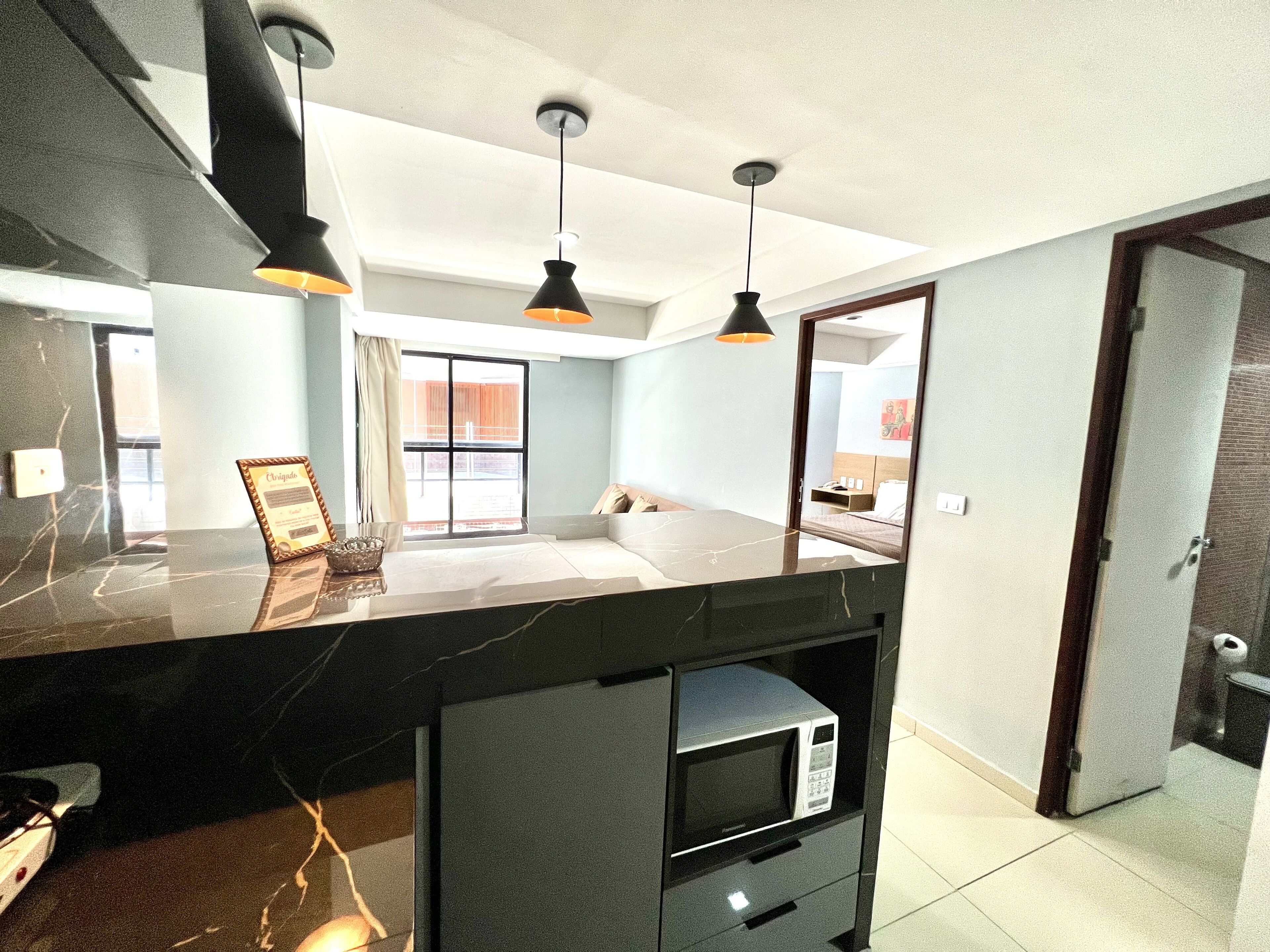 Habitación Premium | Cocina privada | Microondas, parrilla de estufa, cafetera y tetera y tostadora 