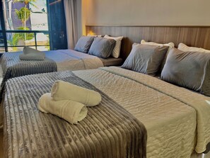Habitación familiar, balcón, vista parcial al océano | Ropa de cama de alta calidad, minibar y decoración personalizada 