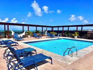 Outdoor pool, open 8:00 AM to 6:00 PM, pool umbrellas, sun loungers - MARINAS PRAIA FLAT (João Pessoa)