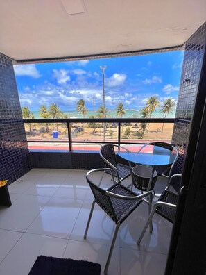 Apartamento Premium, 1 cama de matrimonio con sofá cama, patio, vistas al mar | 1 dormitorio, ropa de cama de alta calidad, minibar