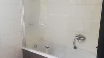Combined shower/tub, towels, soap, toilet paper