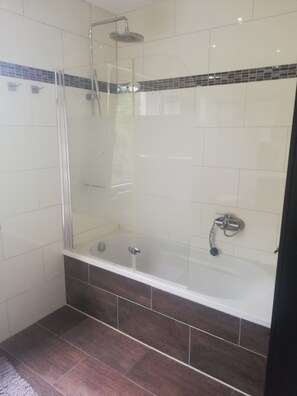 Combined shower/tub, towels, soap, toilet paper