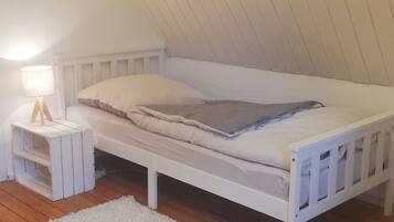 7 bedrooms, desk, WiFi, bed sheets